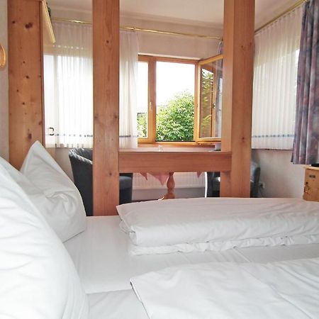 Gasthaus & Hotel Zur Linde Friedrichroda Kamer foto