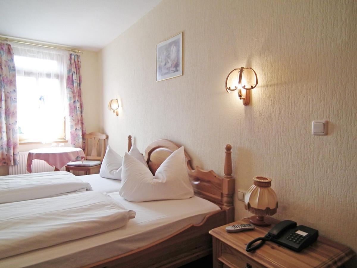 Gasthaus & Hotel Zur Linde Friedrichroda Buitenkant foto
