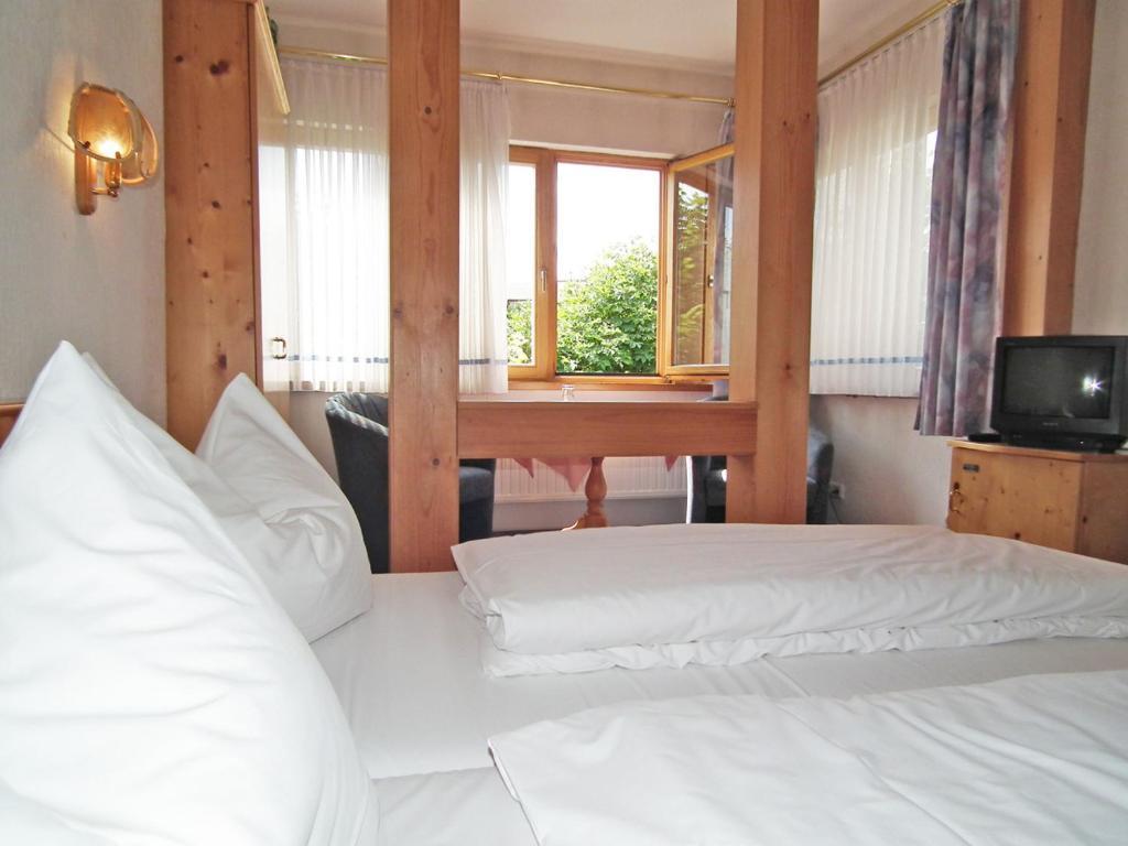 Gasthaus & Hotel Zur Linde Friedrichroda Kamer foto